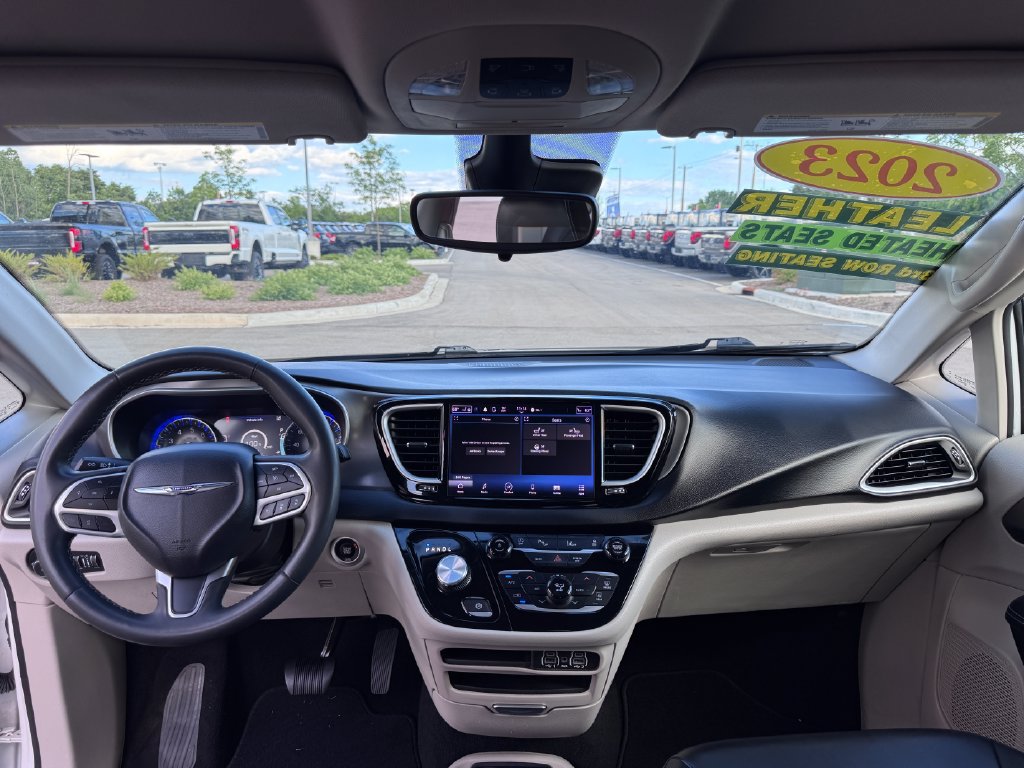 Used 2023 Chrysler Pacifica Touring-L FWD image 25