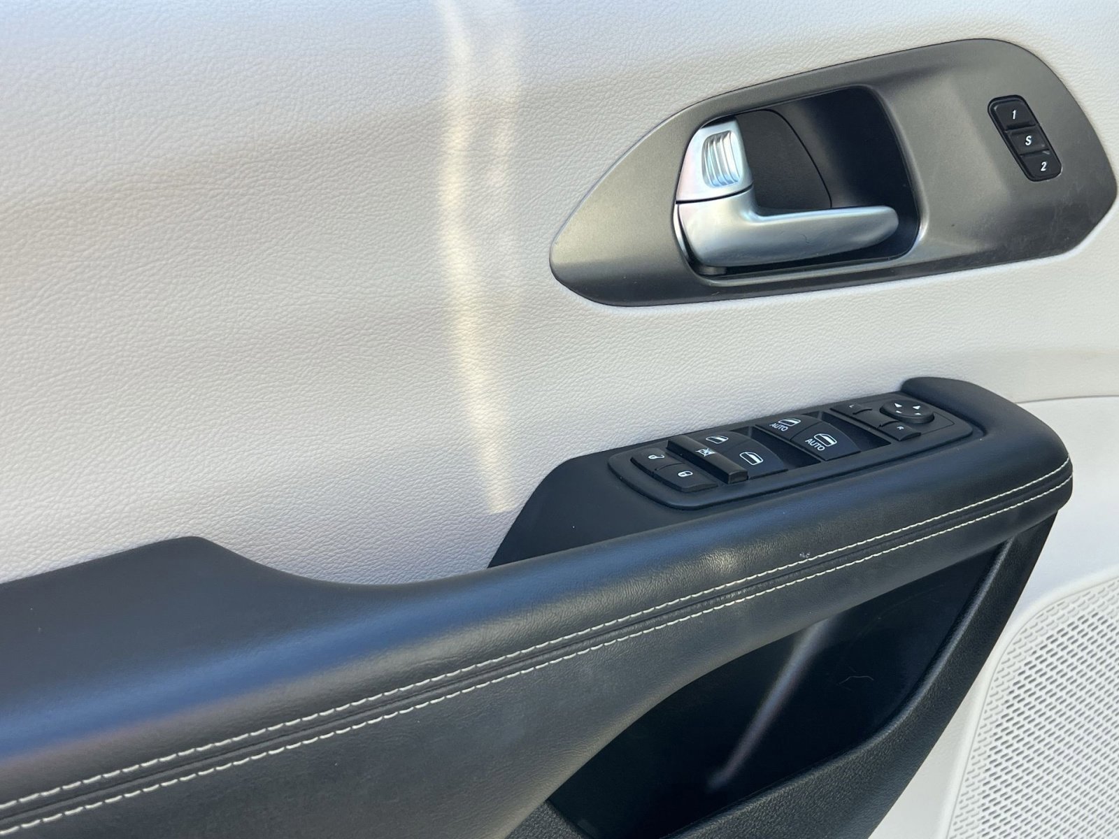 Used 2024 Chrysler Pacifica Touring-L FWD image 15