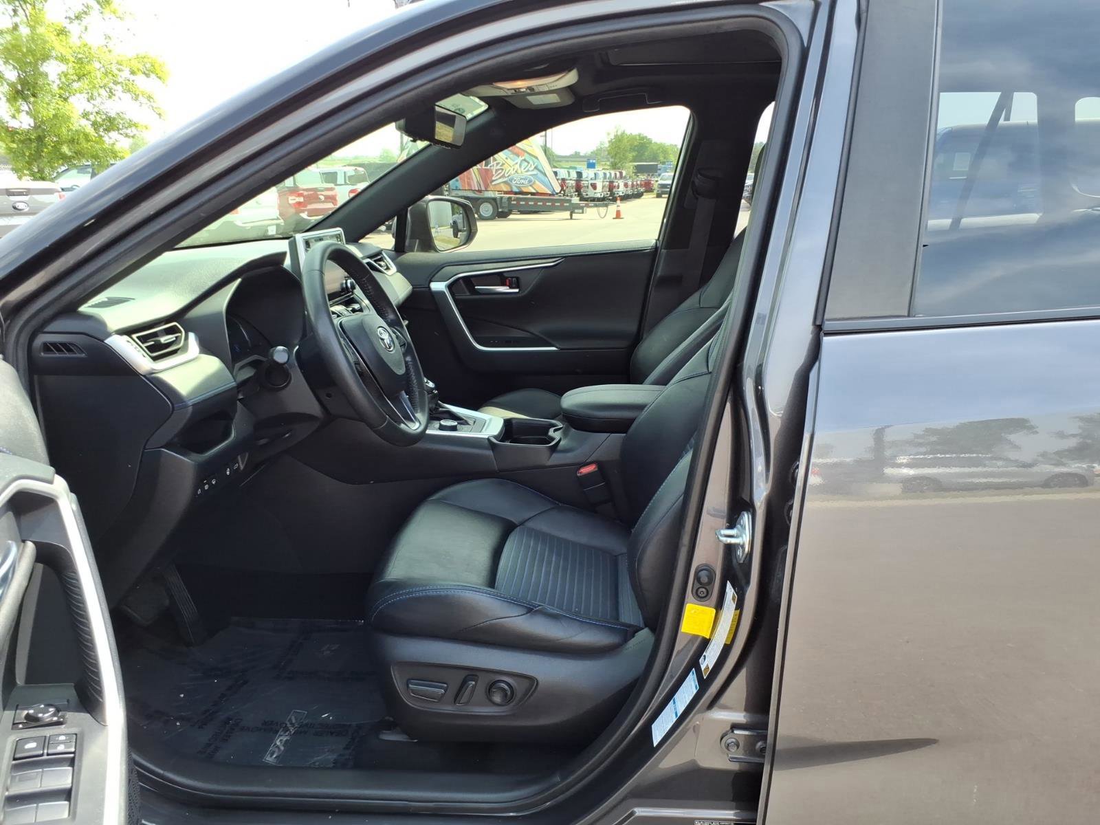 Used 2019 Toyota RAV4 XSE w/ XSE Weather Package AWD/4WD image 12