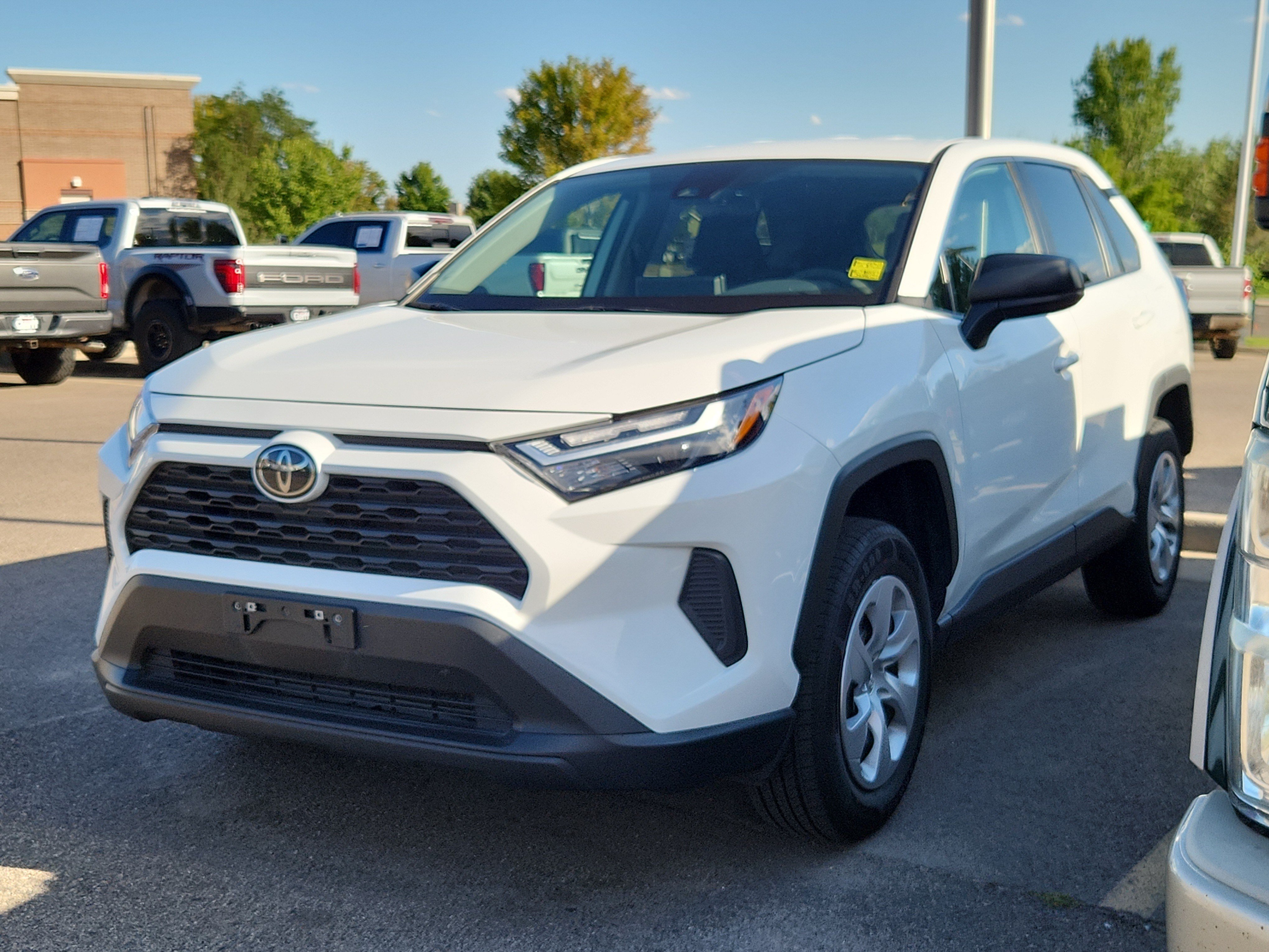 Used 2025 Toyota RAV4 LE AWD/4WD image 4