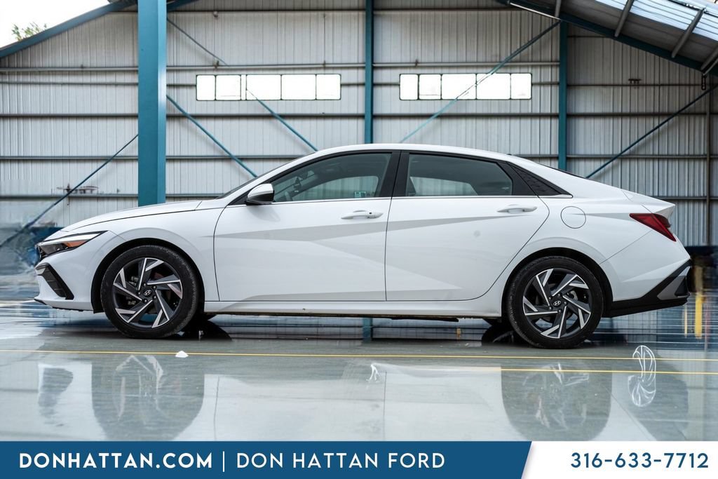 Used 2024 Hyundai Elantra SEL w/ Convenience Package FWD image 2