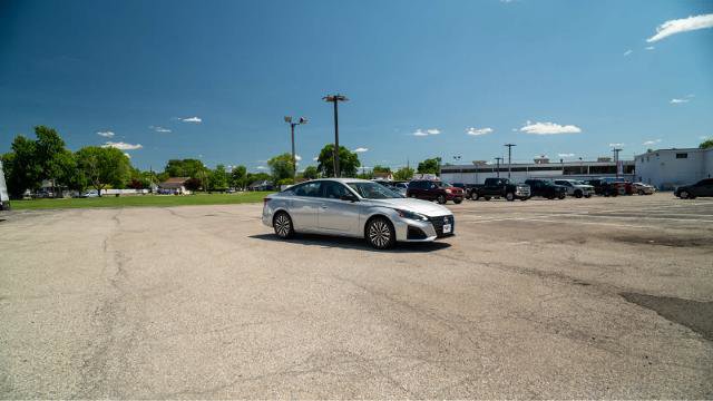 Used 2024 Nissan Altima 2.5 SV FWD image 1