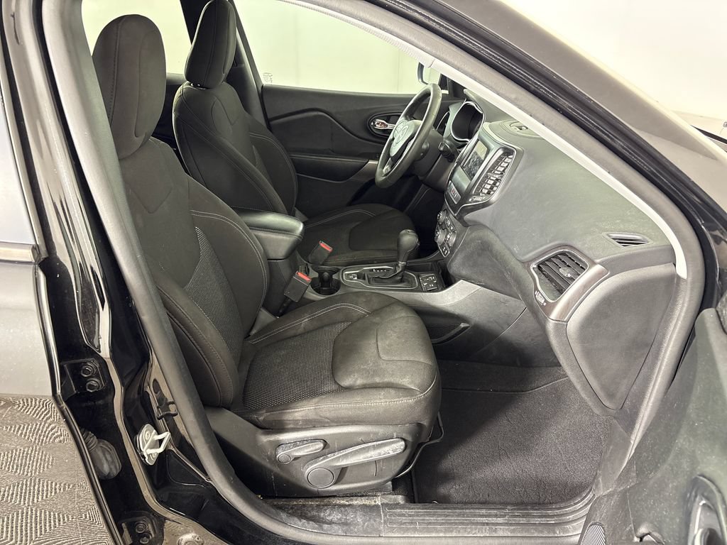 Used 2021 Jeep Cherokee Latitude FWD image 6