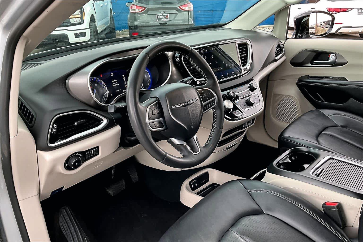 Used 2024 Chrysler Pacifica Touring-L FWD image 17
