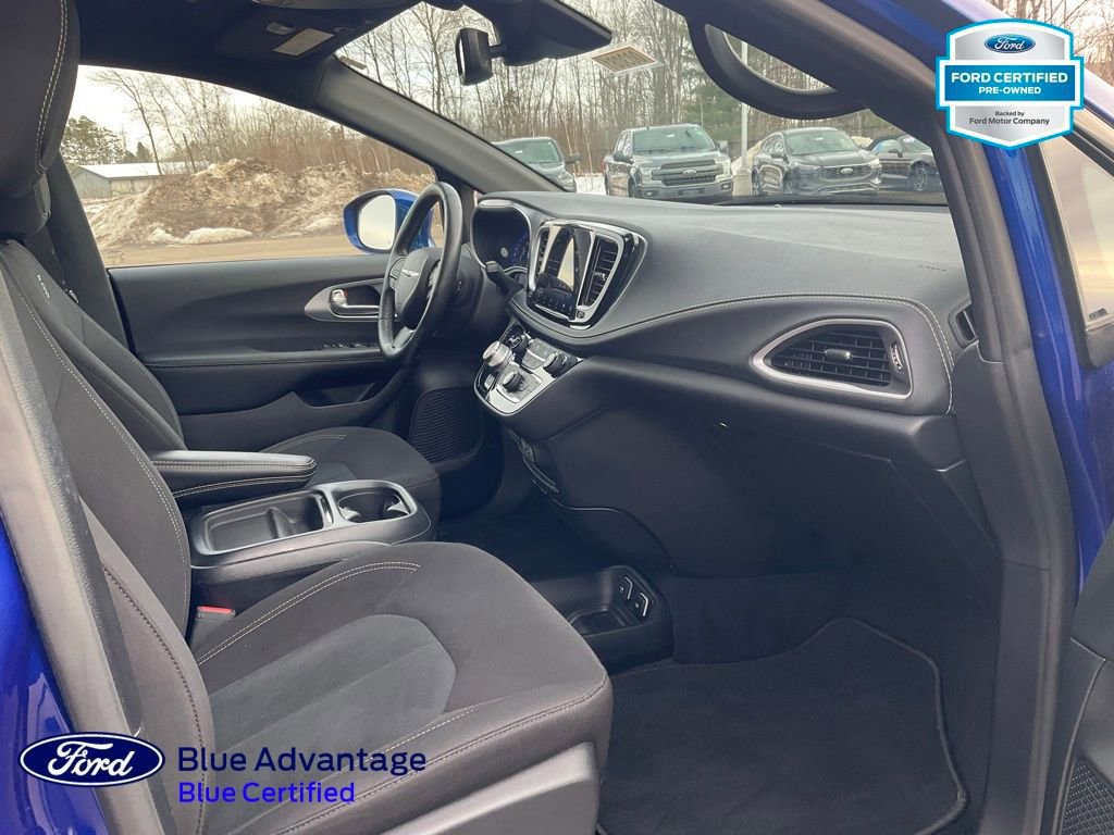 Used 2021 Chrysler Pacifica Touring image 27