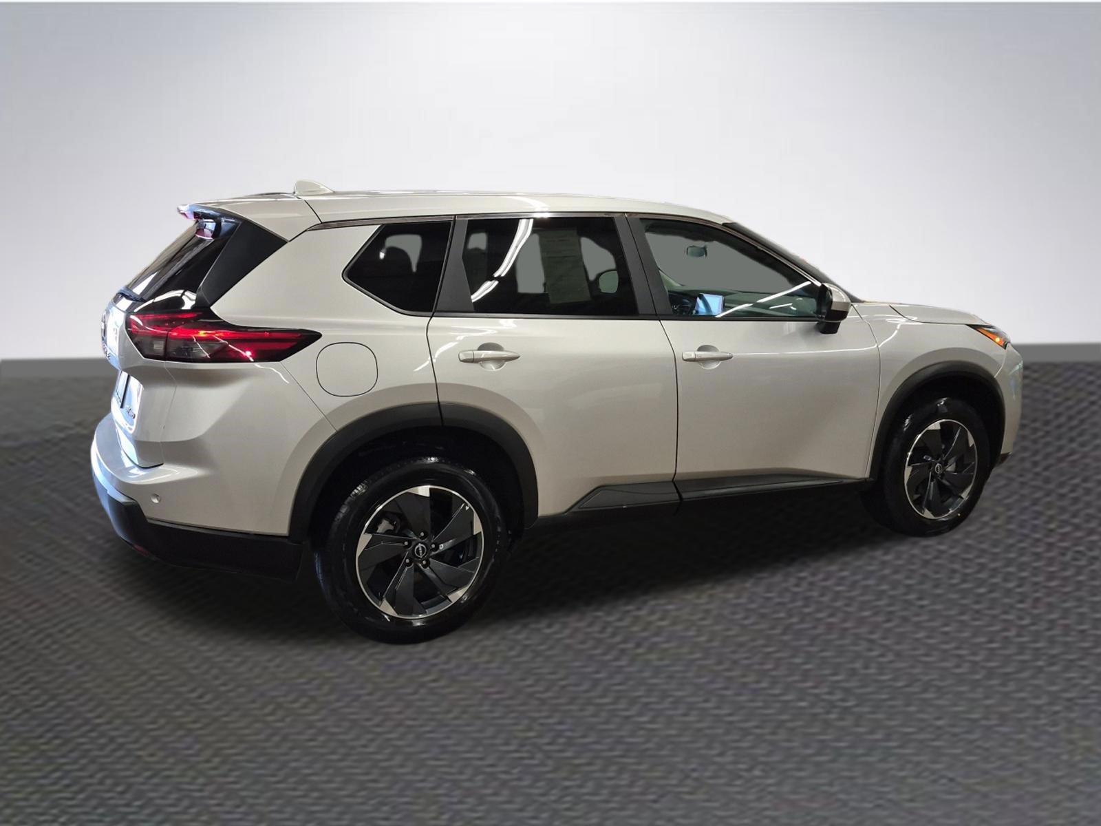 Used 2024 Nissan Rogue SV AWD/4WD image 4