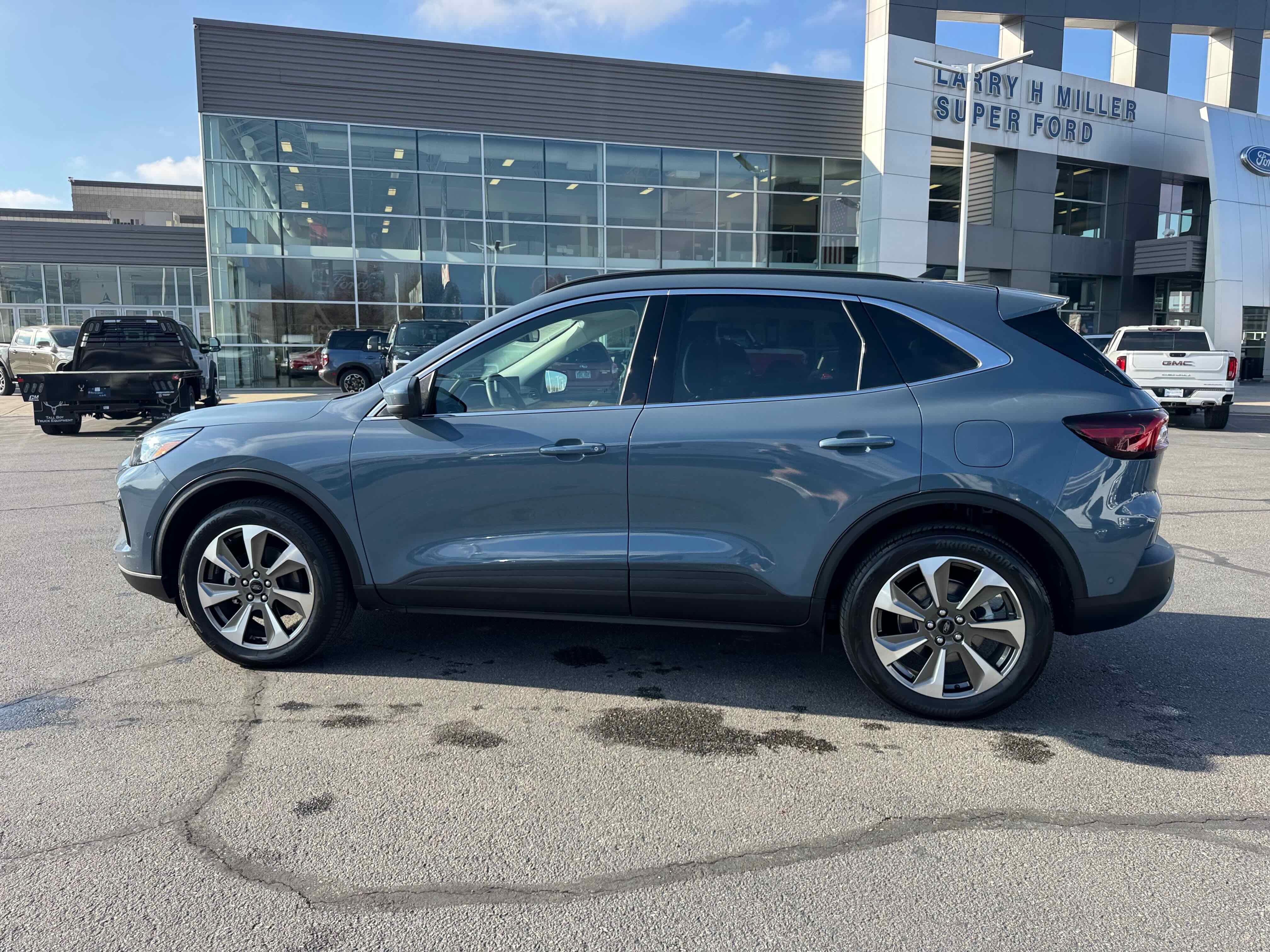 Certified 2023 Ford Escape Platinum w/ Premium Technology Package image 2