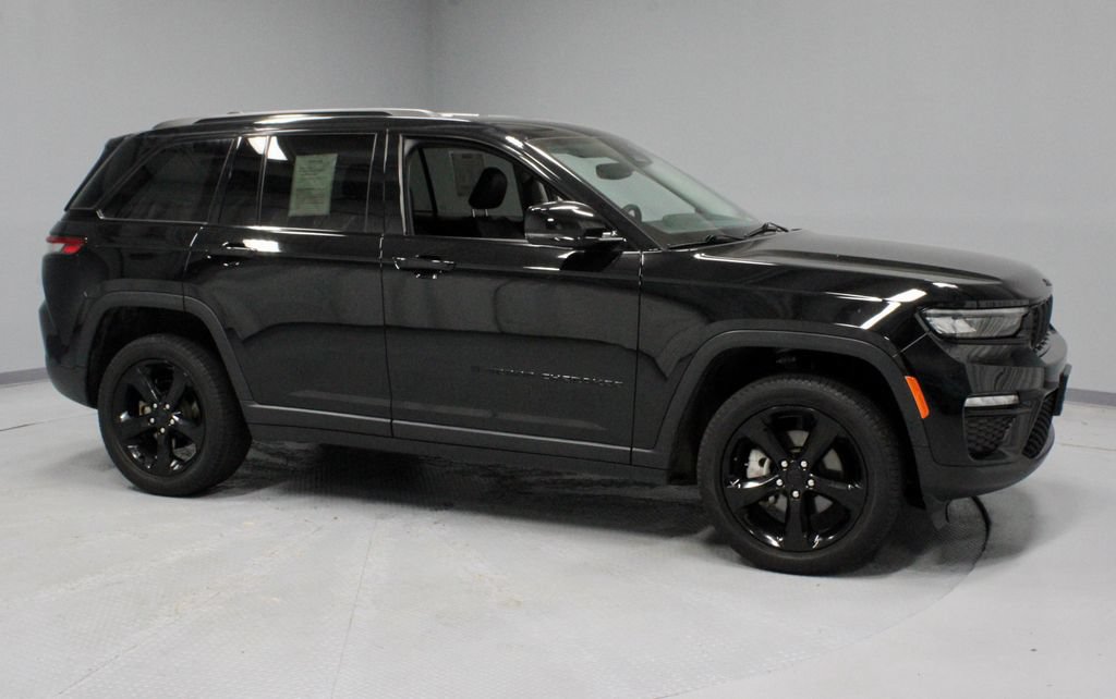 Used 2023 Jeep Grand Cherokee Limited w/ Black Appearance Package AWD/4WD image 11