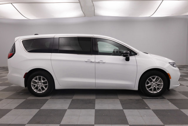 Used 2025 Chrysler Pacifica Select FWD image 13