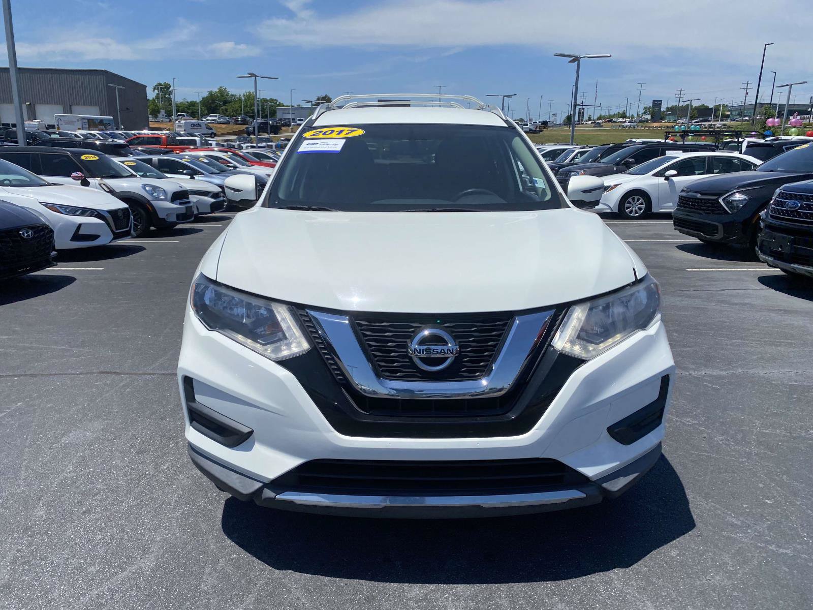 Used 2017 Nissan Rogue SV w/ SV Premium Package FWD image 2
