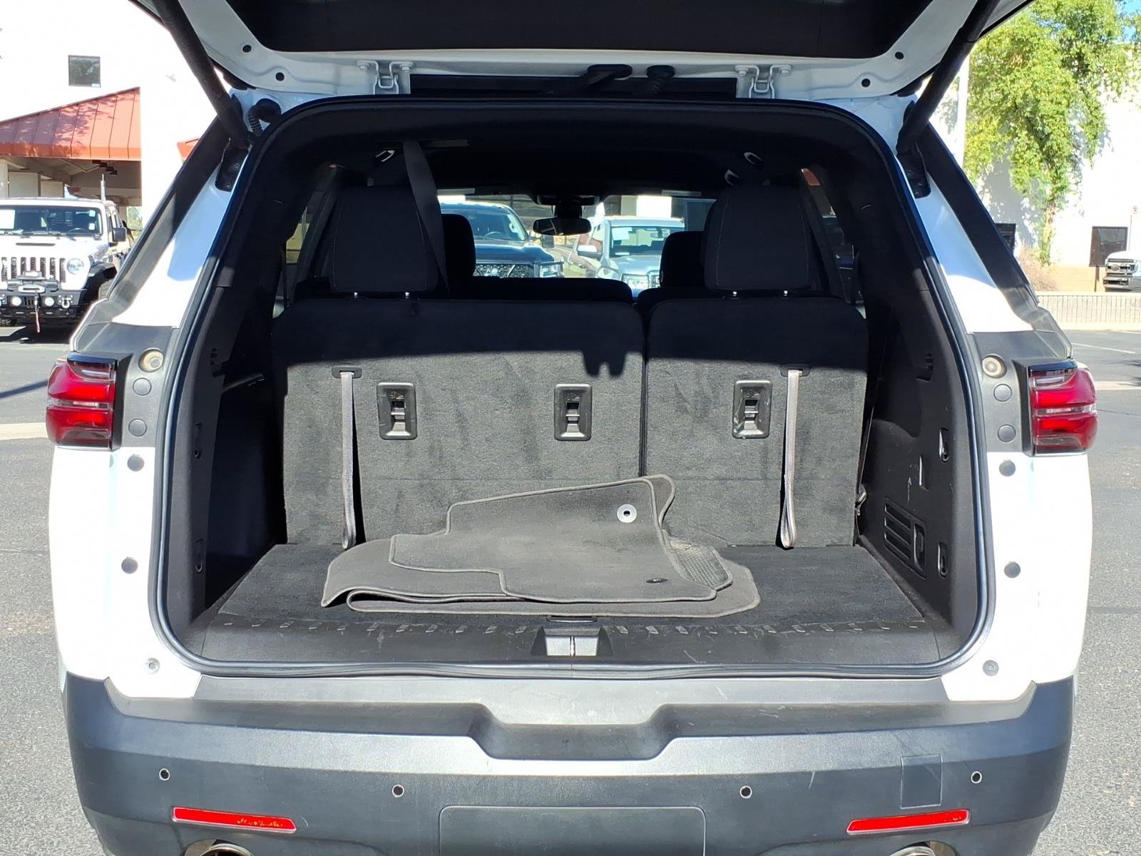Used 2023 Chevrolet Traverse LT FWD image 11