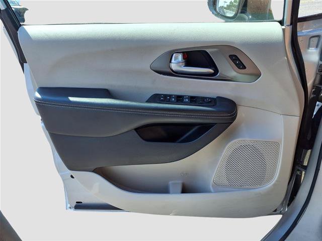 Used 2024 Chrysler Pacifica Touring-L FWD image 16