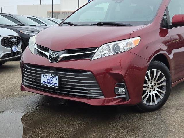 Used 2020 Toyota Sienna XLE image 2