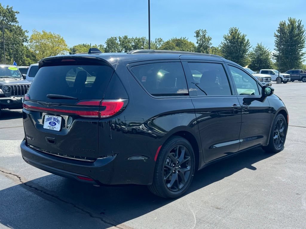 Used 2025 Chrysler Pacifica Limited FWD image 22