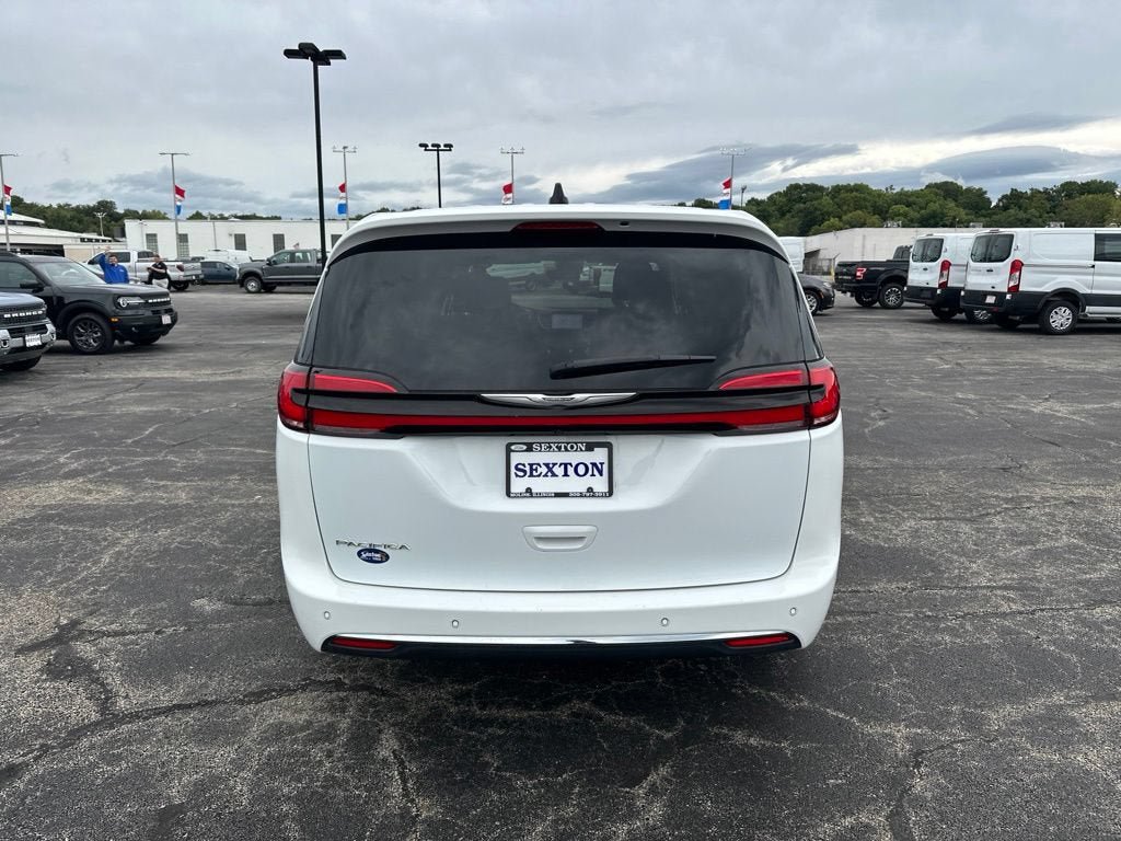 Used 2023 Chrysler Pacifica Touring-L FWD image 6