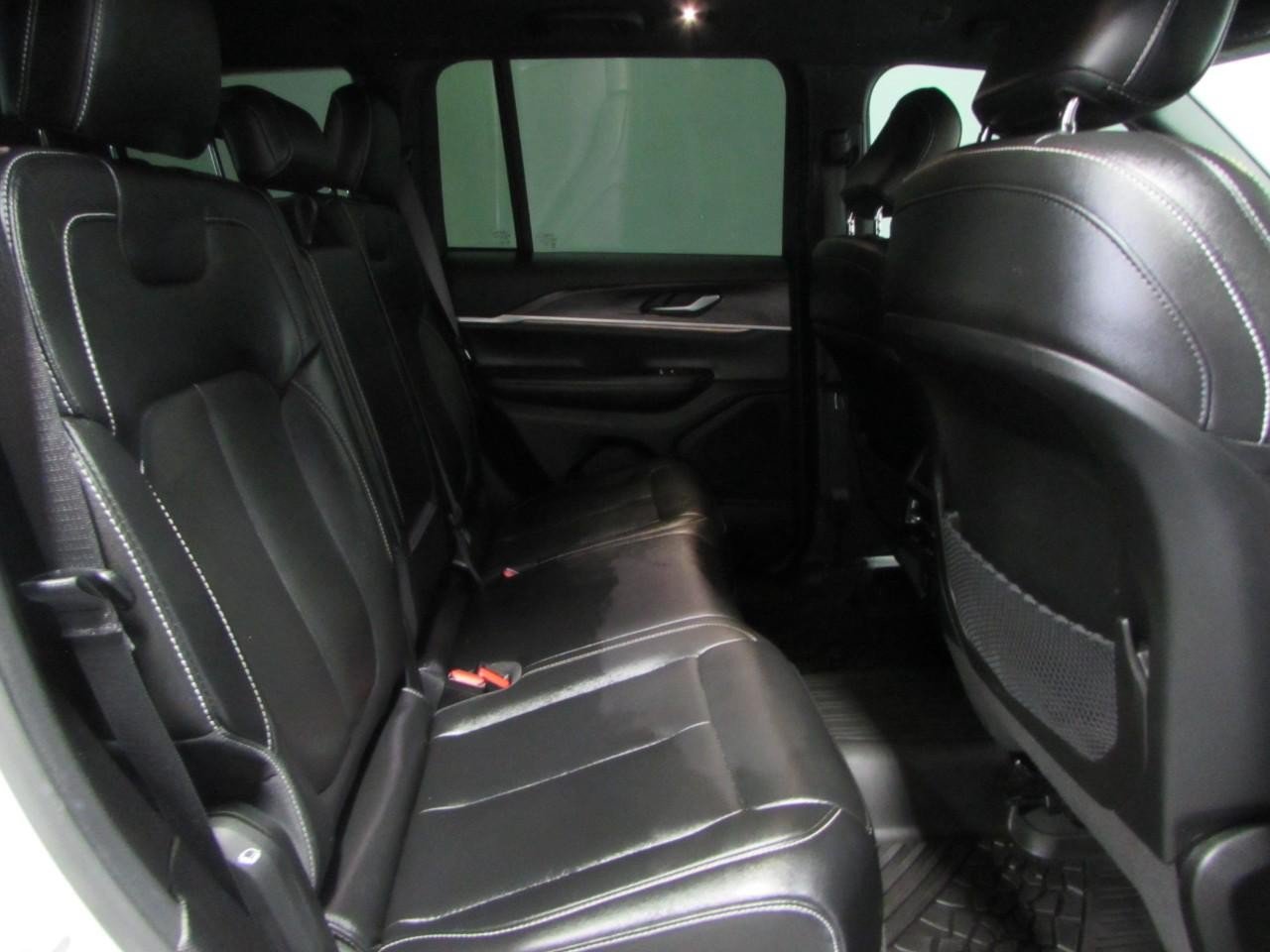Used 2024 Jeep Grand Cherokee Limited w/ Black Appearance Package AWD/4WD image 19