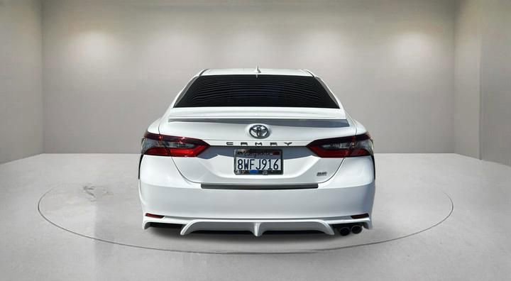 Used 2021 Toyota Camry SE w/ Convenience Package FWD image 2