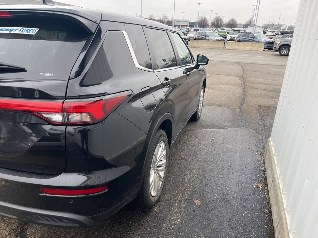 Used 2024 Mitsubishi Outlander ES image 3