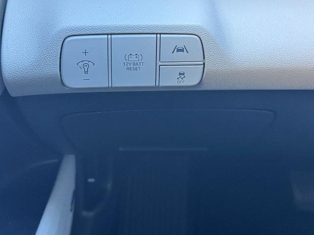 Used 2023 Hyundai Elantra Limited w/ Preferred Accessory Package FWD image 23