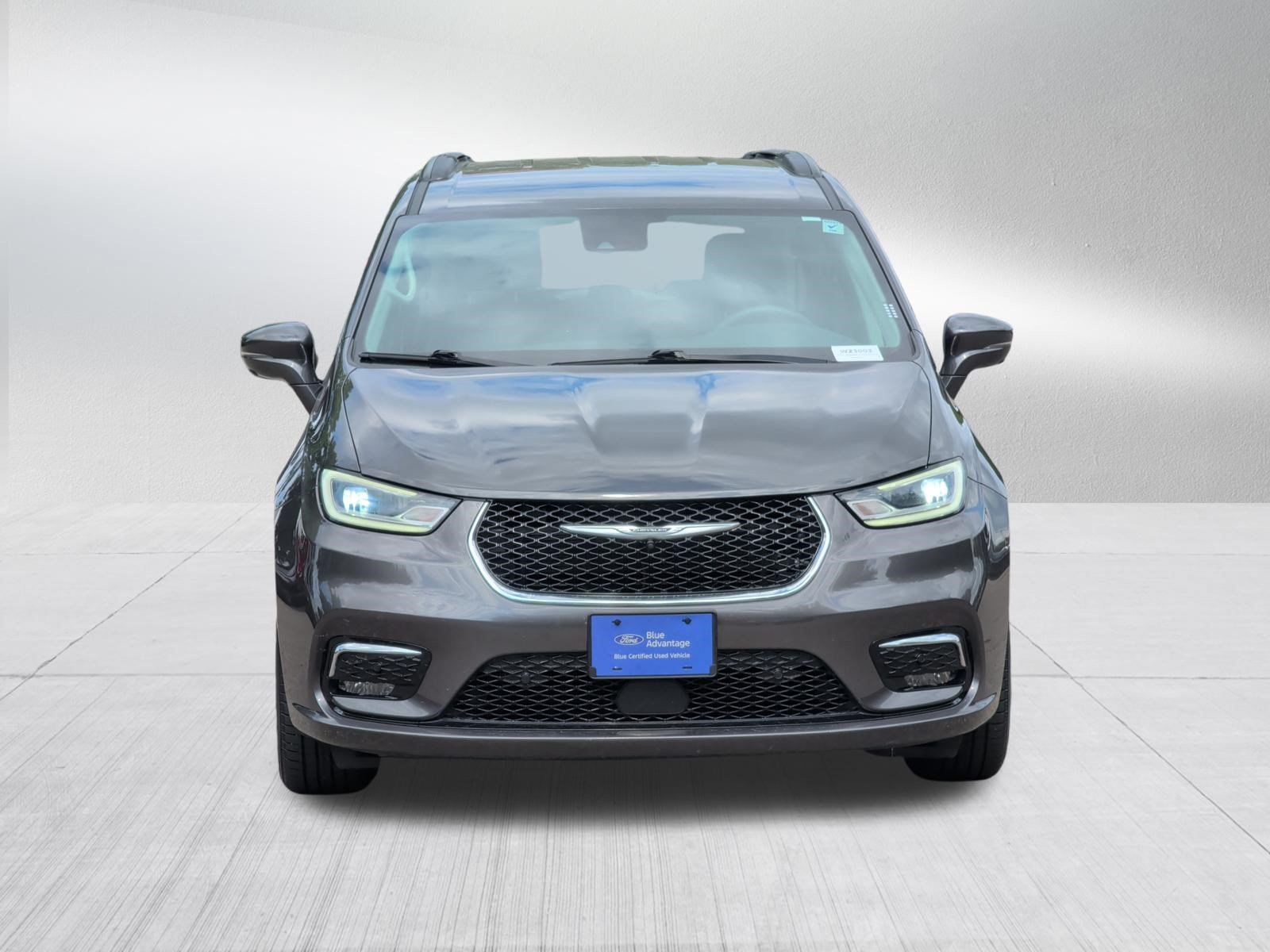 Used 2022 Chrysler Pacifica Touring-L w/ Uconnect Theater Family Group AWD/4WD image 2