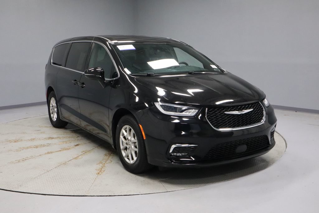 Used 2025 Chrysler Pacifica Select