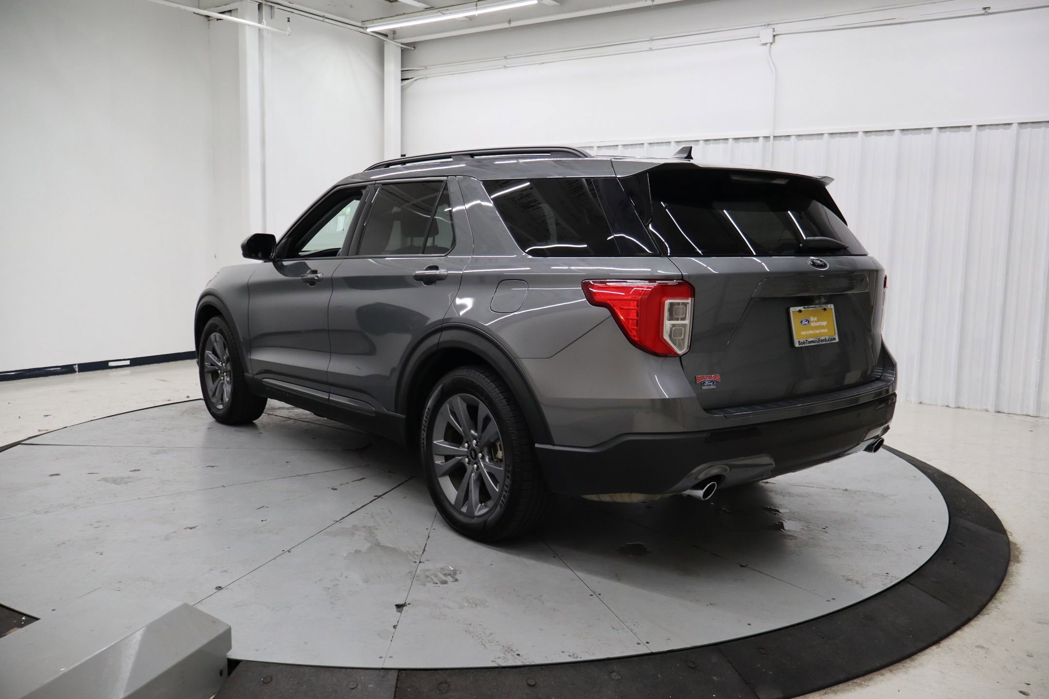 Certified 2022 Ford Explorer XLT w/ Equipment Group 202A image 3