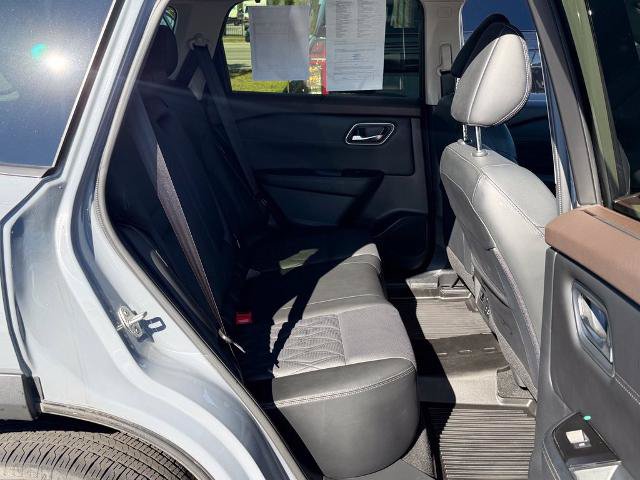 Used 2023 Nissan Rogue Platinum w/ Platinum Premium Package AWD/4WD image 14