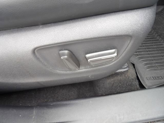 Used 2021 Toyota Highlander XLE AWD/4WD image 35