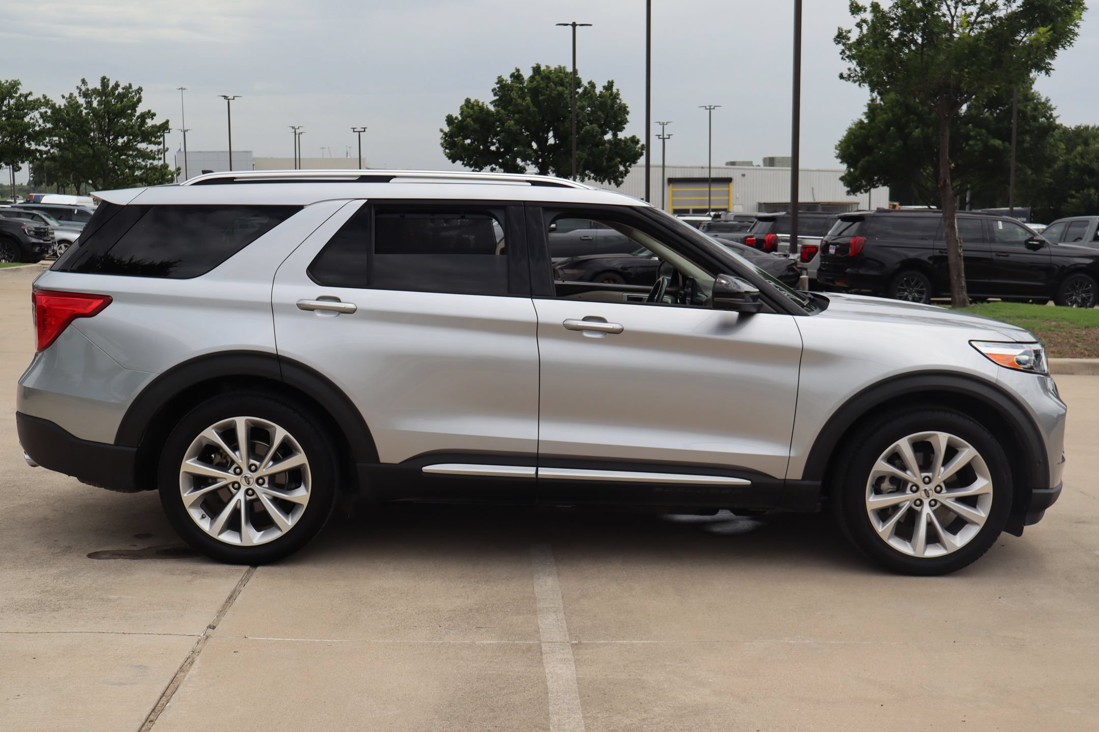 Certified 2022 Ford Explorer Platinum w/ Equipment Group 601A RWD image 2