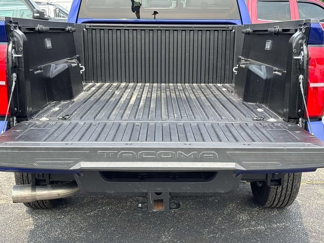 Used 2025 Toyota Tacoma SR5 AWD/4WD image 5