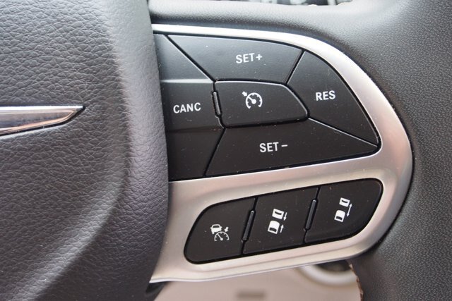Used 2024 Chrysler Pacifica Touring-L FWD image 27