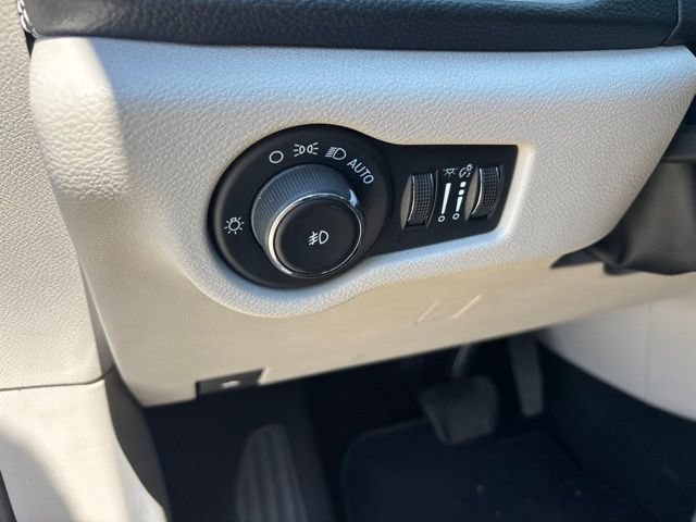 Used 2024 Chrysler Pacifica Limited FWD image 14