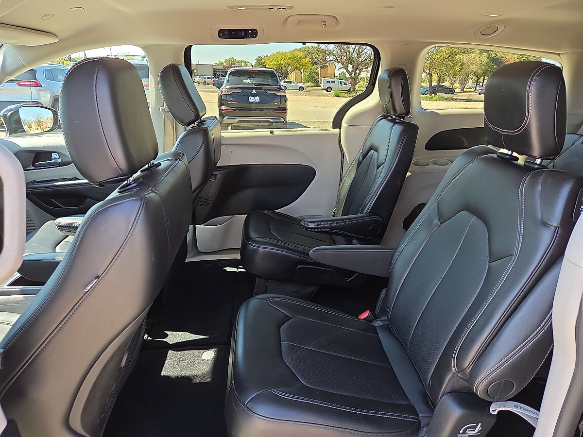 Used 2024 Chrysler Pacifica Touring-L FWD image 17