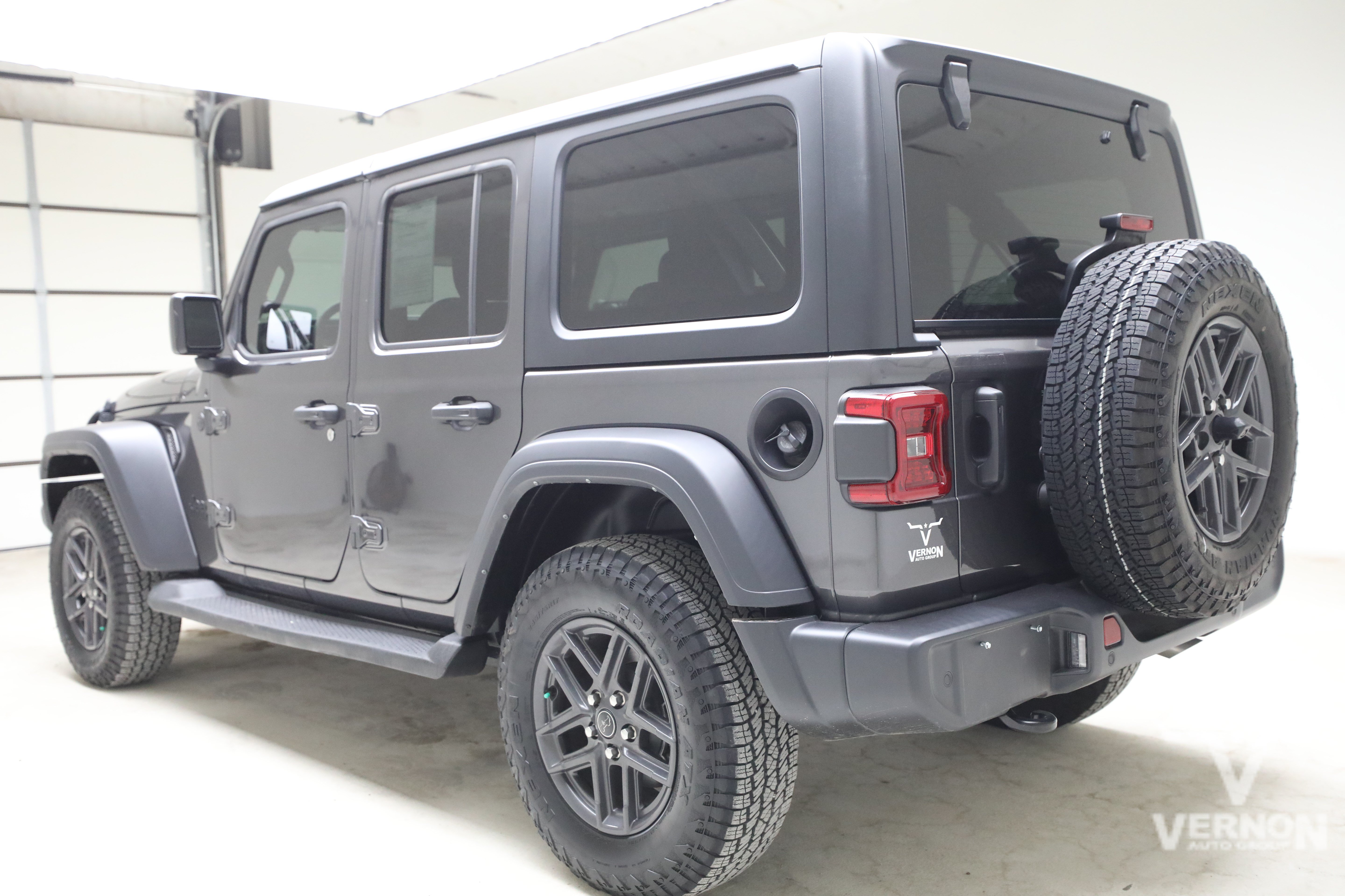 Used 2024 Jeep Wrangler Unlimited Sport AWD/4WD image 3