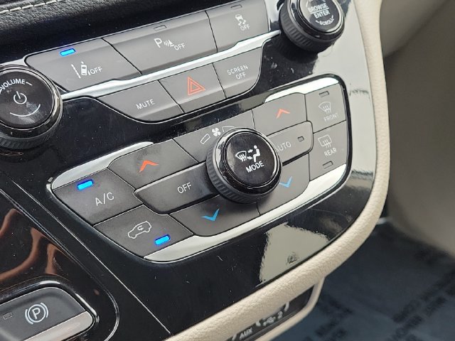 Used 2024 Chrysler Pacifica Limited FWD image 32