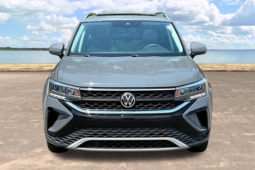 Used 2022 Volkswagen Taos SE w/ Panoramic Sunroof Package FWD image 2