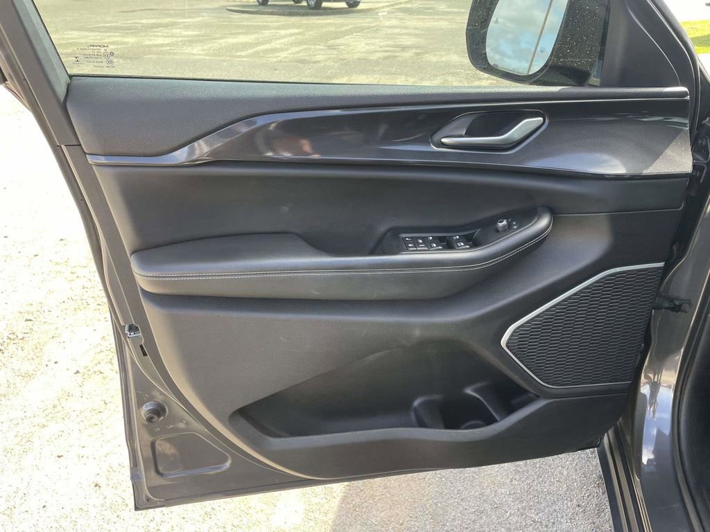 Used 2021 Jeep Grand Cherokee L Laredo image 15