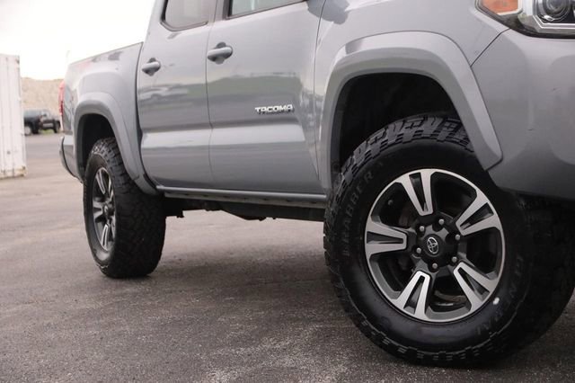 Used 2018 Toyota Tacoma TRD Sport AWD/4WD image 3