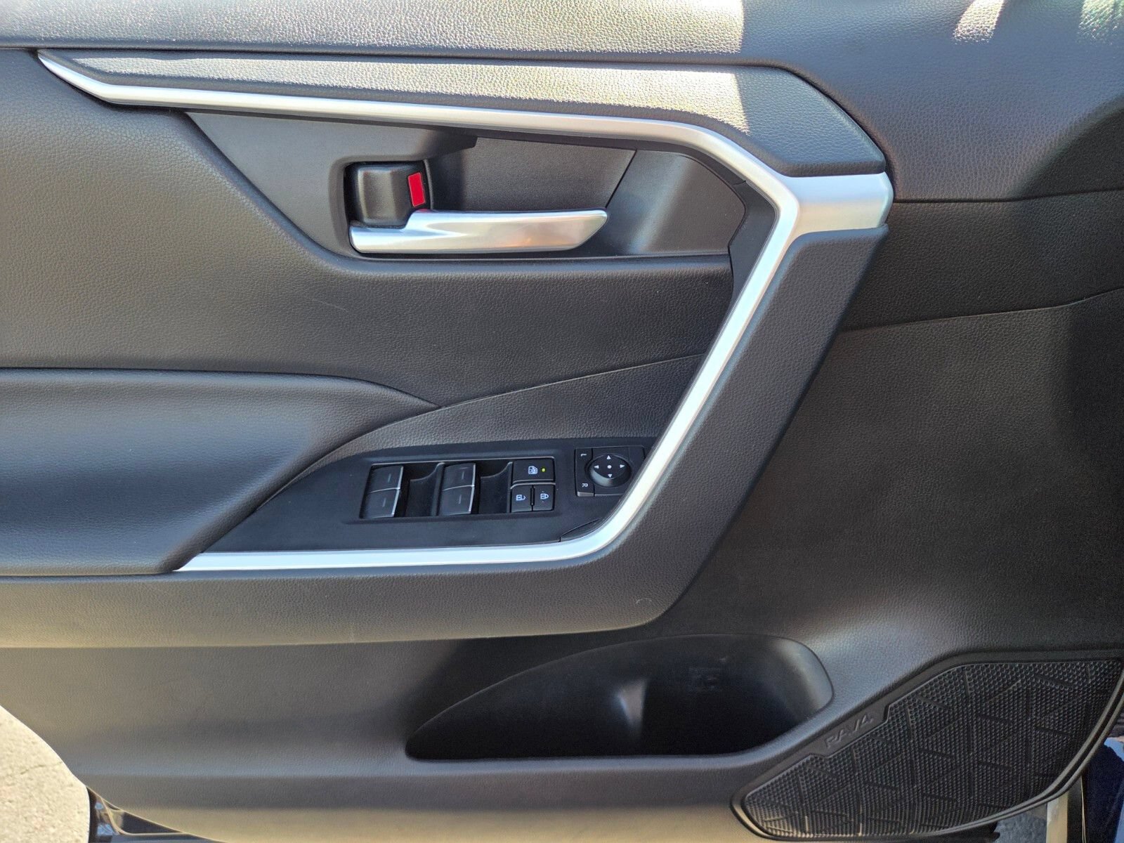 Used 2025 Toyota RAV4 XLE FWD image 17