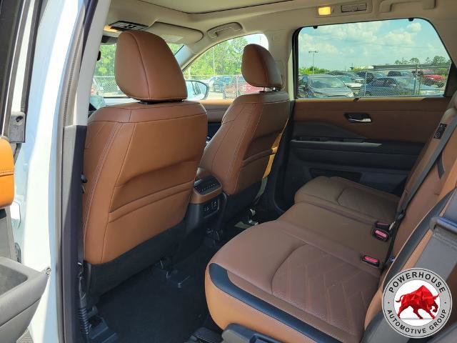 Used 2025 Nissan Pathfinder Platinum w/ Lighting Package (N92) FWD image 16