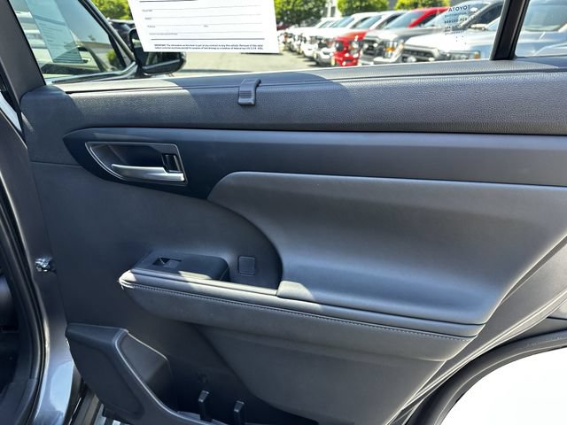 Used 2023 Toyota Highlander XLE AWD/4WD image 41