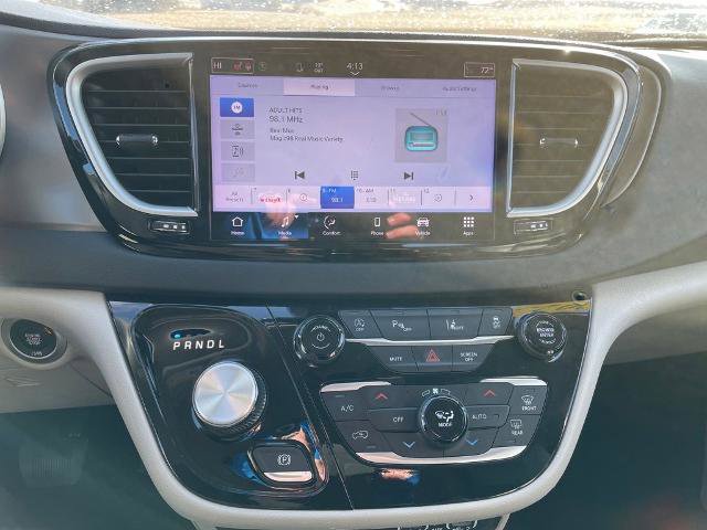 Used 2023 Chrysler Pacifica Touring-L image 17