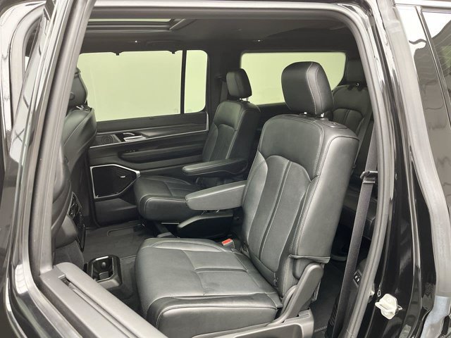 Used 2023 Jeep Wagoneer Series III w/ Premium Group I AWD/4WD image 13