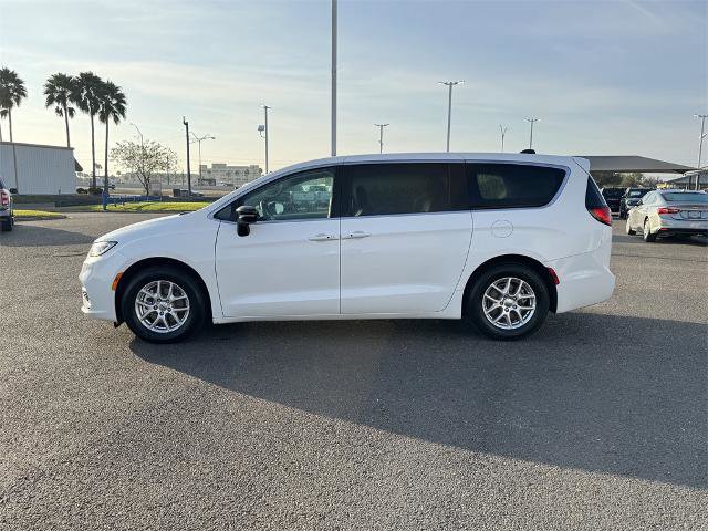 Used 2024 Chrysler Pacifica Touring-L image 2