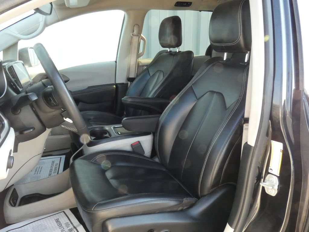 Used 2023 Chrysler Pacifica Touring-L FWD image 9