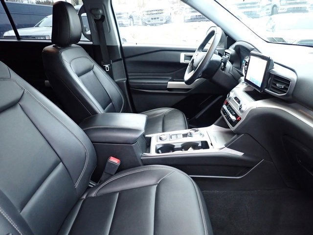 Certified 2022 Ford Explorer XLT w/ Equipment Group 202A image 11
