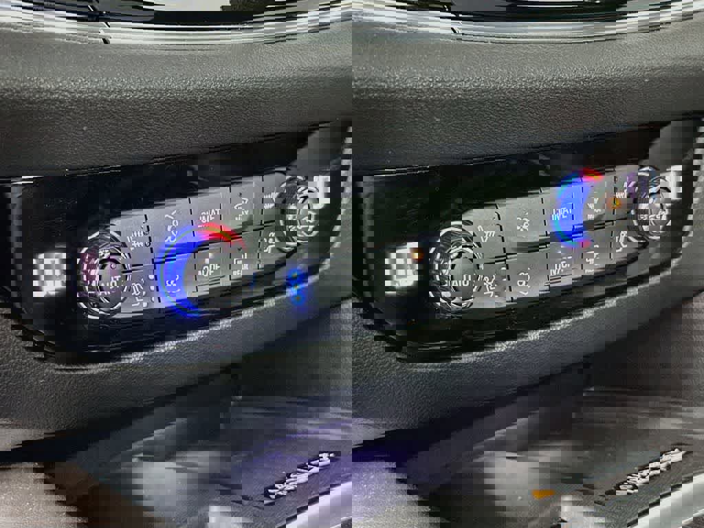 Used 2023 Buick Enclave Avenir w/ Avenir Technology Package AWD/4WD image 21