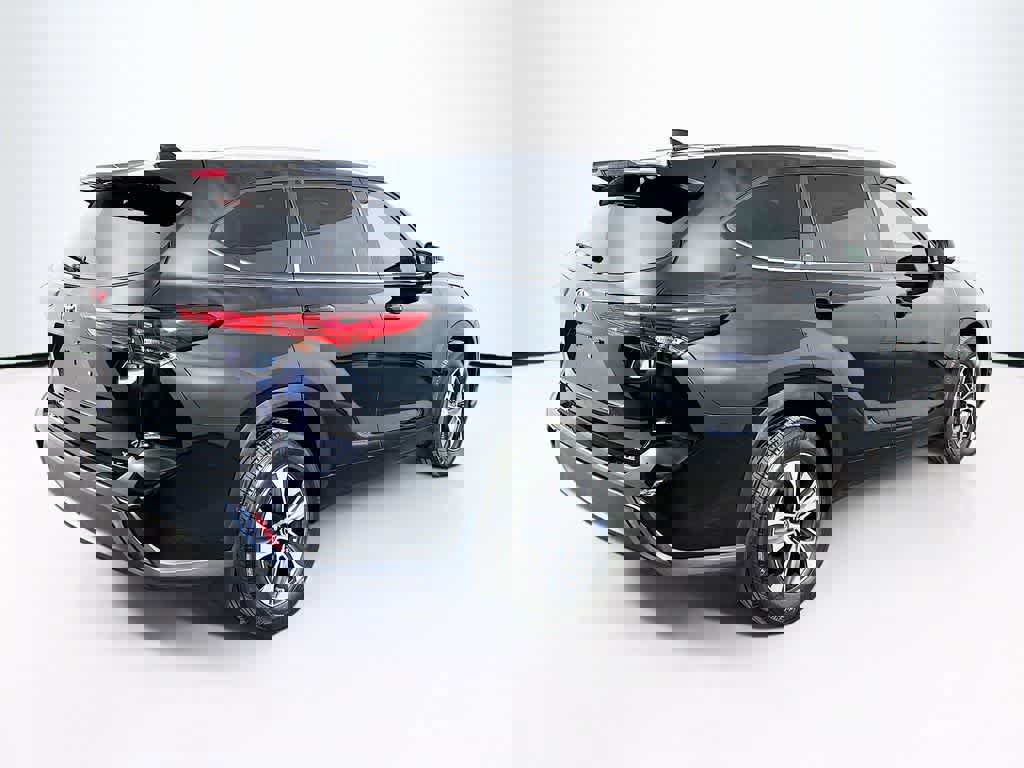 Used 2023 Toyota Highlander XLE image 25