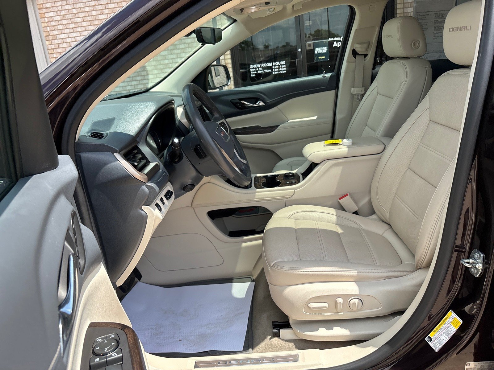 Used 2020 GMC Acadia Denali w/ Technology Package AWD/4WD image 4