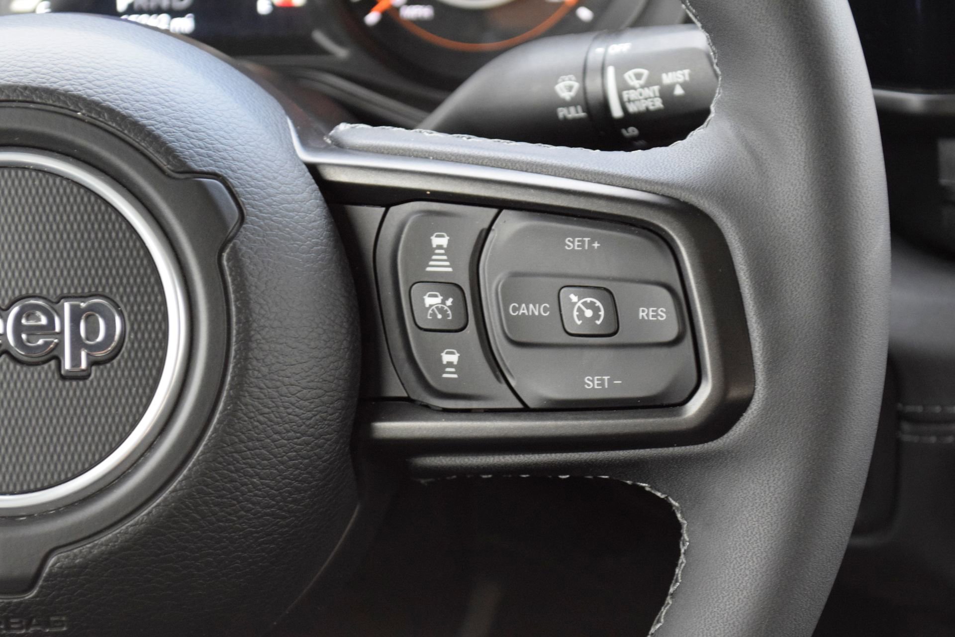 Used 2025 Jeep Gladiator Mojave w/ Convenience Group AWD/4WD image 10